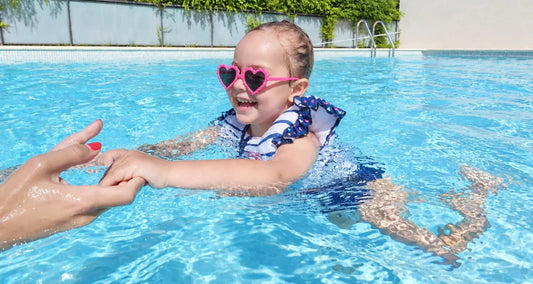 Bébé nageur : à quel âge commencer ? Ce qu'il faut savoir Plouf FR