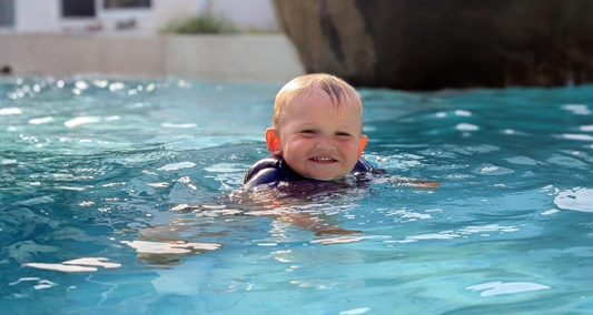 Bébé de 3 ans avec un maillot flottant Plouf - Apprendre à nager dès 30 mois avec Plouf