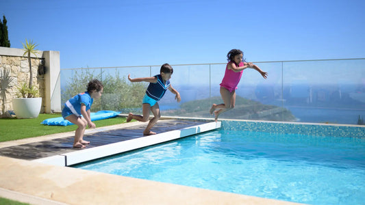 Comment aider son enfant à apprendre à nager quand on manque de temps ? Plouf FR