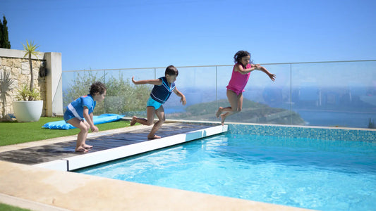 Comment aider son enfant à apprendre à nager quand on manque de temps ? Plouf FR