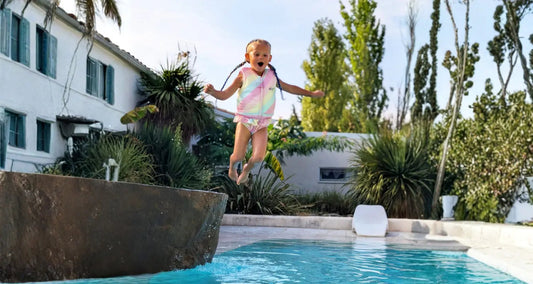 Comment rendre son enfant autonome dans l'eau grâce au maillot de bain flottant Plouf Plouf FR