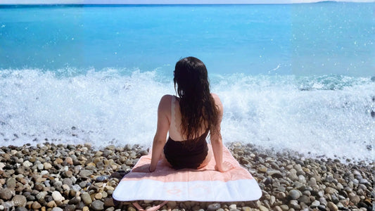 Matelas de plage pour galets : la solution confortable et durable pour profiter du bord de mer Plouf FR