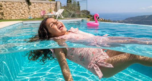 Sa première baignade sereine avec le maillot Plouf Plouf FR