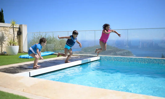Sécurité baignade enfant : 9 astuces qui font la différence à la plage et à la piscine Plouf FR