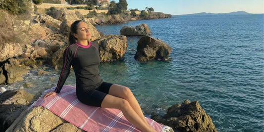 T-shirt anti uv femme : pourquoi c’est indispensable pour se protéger du soleil à la plage et en piscine Plouf FR