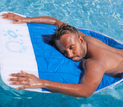 Un homme se détend en flottant sur le matelas Safety Concept by Plouf