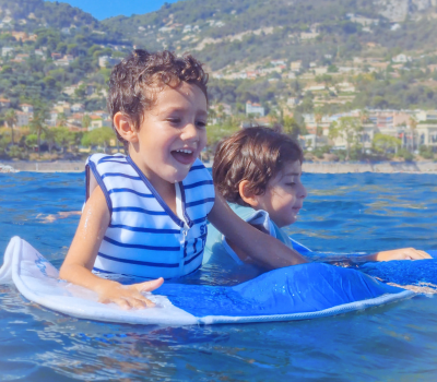 Des enfants se reposent en pleine mer sur le matelas flottant Safety Concept by Plouf