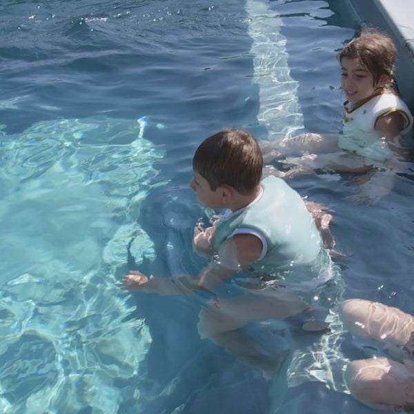 Plouf, le maillot de bain qui fait flotter les enfants : modèle BB shark
