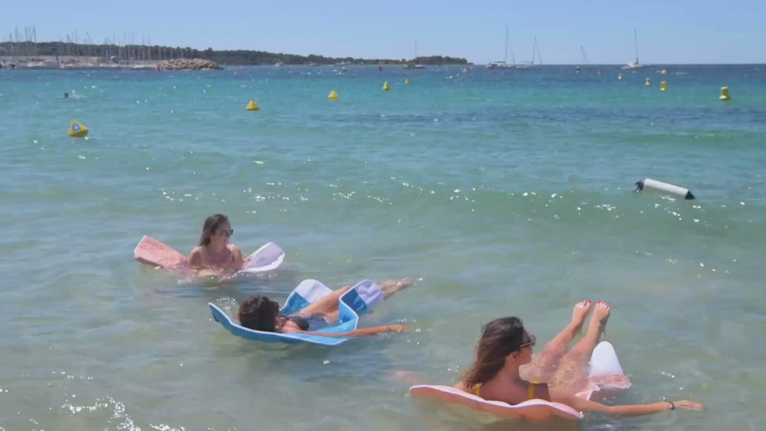 Le matelas flottant Safety Concept by Plouf utilisé dans la mer par trois femmes