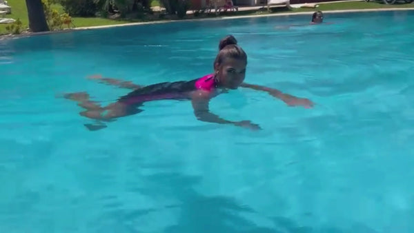 Une femme profite de nager sans effort et en sécurité grâce au maillot de bain flottant femme Safety Concept by Plouf